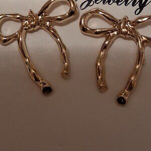 cute bow earringsfinal price please can't  afford no more discounts
